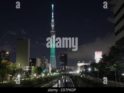 Tokyo, les ODD et pour commémorer le 75e anniversaire de l'ONU. 28 octobre 2020. Tokyo Skytree est illuminé d'une couleur symbolisant l'un des objectifs de développement durable (ODD), dans le cadre d'un modèle d'éclairage spécialement conçu dans les 17 couleurs des ODD à Tokyo, au Japon, le 24 octobre 2020. Cet éclairage spécial de Skytree, conçu pour stimuler l'élan vers la réalisation des ODD et pour commémorer le 75e anniversaire de l'ONU, se poursuivra jusqu'au 28 octobre 2020. Credit: LYU Tianze/Xinhua/Alay Live News Banque D'Images