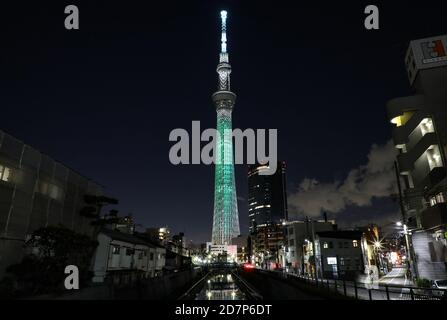 Tokyo, les ODD et pour commémorer le 75e anniversaire de l'ONU. 28 octobre 2020. Tokyo Skytree est illuminé d'une couleur symbolisant l'un des objectifs de développement durable (ODD), dans le cadre d'un modèle d'éclairage spécialement conçu dans les 17 couleurs des ODD à Tokyo, au Japon, le 24 octobre 2020. Cet éclairage spécial de Skytree, conçu pour stimuler l'élan vers la réalisation des ODD et pour commémorer le 75e anniversaire de l'ONU, se poursuivra jusqu'au 28 octobre 2020. Credit: LYU Tianze/Xinhua/Alay Live News Banque D'Images