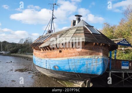 Indian,India,Indian food,restaurant,Shampan,repas,sur,un,bateau,amarré,sur,la,rivière,Teifi,estuaire,sur,le,marché,ville,centre,in, photo, pris,dans,le,centre,de,Cardigan,ville,sur,High Street,Cardigan Bay,Ceredigion,Ceredigion,Royaume-Uni,pays de Galles,Europe,Ouest,pays de Galles,pays de Galles,pays de Galles,pays de Galles,britannique,pays de Galles,pays de Galles,pays de Galles,pays Banque D'Images