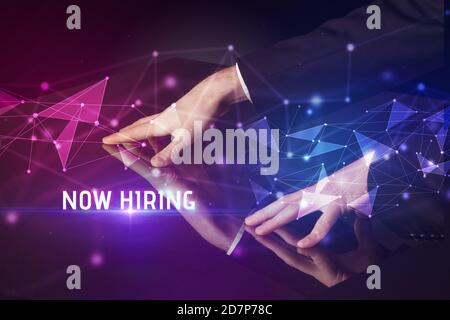 Homme d'affaires touchant un écran énorme avec MAINTENANT L'INSCRIPTION D'EMBAUCHE, concept d'affaires de technologie moderne Banque D'Images