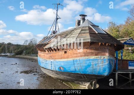 Indian,India,Indian food,restaurant,Shampan,repas,sur,un,bateau,amarré,sur,la,rivière,Teifi,estuaire,sur,le,marché,ville,centre,in, photo, pris,dans,le,centre,de,Cardigan,ville,sur,High Street,Cardigan Bay,Ceredigion,Ceredigion,Royaume-Uni,pays de Galles,Europe,Ouest,pays de Galles,pays de Galles,pays de Galles,pays de Galles,britannique,pays de Galles,pays de Galles,pays de Galles,pays Banque D'Images