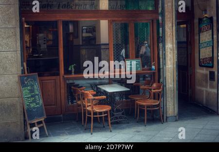 Terrasse vide d'un bar pendant la pandémie de Covid-19. Réflexion d'un homme portant un masque. Nouvelle normale. Banque D'Images