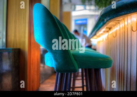 Une rangée de tabourets en velours dans un restaurant. Banque D'Images