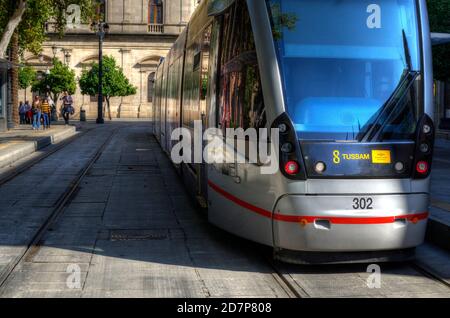 Accent sélectif sur un tramway. Arrière-plan flou des personnes marchant et portant un masque facial pendant la pandémie Covid-19. Banque D'Images