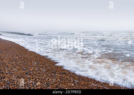 Vagues sur une plage de galets. Banque D'Images