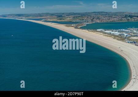 Chesil Beach, Weymouth, avec le lagon de la flotte derrière; vue vers l'ouest depuis Portland, Dorset. Banque D'Images