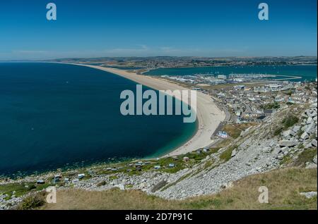 Chesil Beach, Weymouth, avec le lagon de la flotte derrière; vue vers l'ouest depuis Portland, Dorset. Banque D'Images