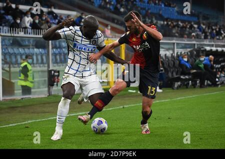 Genova, Italie. 24 octobre 2020. Genova, Italie, stade Luigi Ferraris, 24 oct 2020, Romelu Lukaku (Inter), Mattia Bani (Gênes) pendant Gênes CFC vs FC Internazionale - football italien série A match - Credit: LM/Danilo Vigo Credit: Danilo Vigo/LPS/ZUMA Wire/Alay Live News Banque D'Images