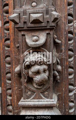 Gros plan de la sculpture en bois sur la maison antique, (également connue sous le nom de maison de Sparrowe), un bâtiment classé de catégorie I sur Buttermarket, Ipswich, Suffolk, Royaume-Uni. Banque D'Images