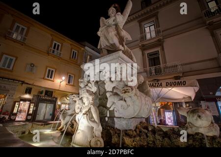 Fontana di Sant'Andrea est une fontaine en marbre de style baroque représentant l'apôtre avec quatre chérubins et une nymphe à ses pieds. Amalfi, Italie Banque D'Images