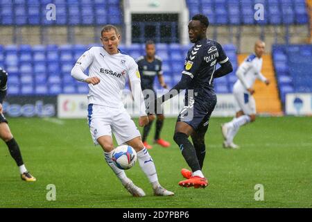 Birkenhead, Royaume-Uni. 24 octobre 2020. Kieron Morris de Tranmere Rovers arrive au ballon juste en face de James Olayinka de Southend United. EFL Skybet football League Two Match, Tranmere Rovers v Southend Utd au Prenton Park, Birkenhead, Wirral, le samedi 24 octobre 2020. Cette image ne peut être utilisée qu'à des fins éditoriales. Utilisation éditoriale uniquement, licence requise pour une utilisation commerciale. Aucune utilisation dans les Paris, les jeux ou les publications d'un seul club/ligue/joueur.pic par Chris Stading/Andrew Orchard sports Photography/Alamy Live News crédit: Andrew Orchard sports Photography/Alamy Live News Banque D'Images