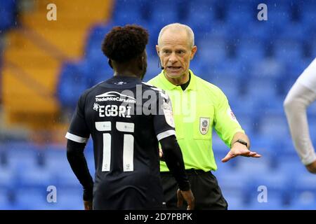 Birkenhead, Royaume-Uni. 24 octobre 2020. L'arbitre Andy Woolmer parle à Terrell Egbri de Southend United. EFL Skybet football League Two Match, Tranmere Rovers v Southend Utd au Prenton Park, Birkenhead, Wirral, le samedi 24 octobre 2020. Cette image ne peut être utilisée qu'à des fins éditoriales. Utilisation éditoriale uniquement, licence requise pour une utilisation commerciale. Aucune utilisation dans les Paris, les jeux ou les publications d'un seul club/ligue/joueur.pic par Chris Stading/Andrew Orchard sports Photography/Alamy Live News crédit: Andrew Orchard sports Photography/Alamy Live News Banque D'Images