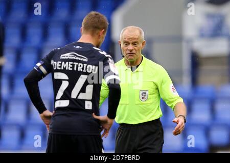 Birkenhead, Royaume-Uni. 24 octobre 2020. L'arbitre Andy Woolmer (r) parle à Jason Demetriou de Southend United. EFL Skybet football League Two Match, Tranmere Rovers v Southend Utd au Prenton Park, Birkenhead, Wirral, le samedi 24 octobre 2020. Cette image ne peut être utilisée qu'à des fins éditoriales. Utilisation éditoriale uniquement, licence requise pour une utilisation commerciale. Aucune utilisation dans les Paris, les jeux ou les publications d'un seul club/ligue/joueur.pic par Chris Stading/Andrew Orchard sports Photography/Alamy Live News crédit: Andrew Orchard sports Photography/Alamy Live News Banque D'Images