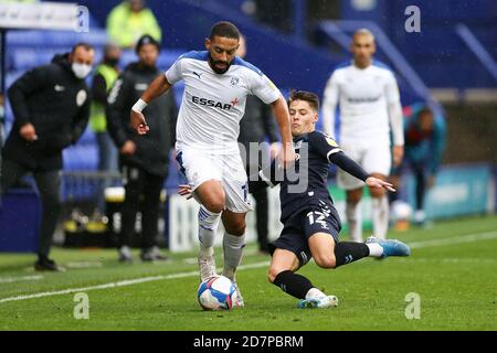 Birkenhead, Royaume-Uni. 24 octobre 2020. Tom Clifford de Southend United (r) cherche à s'attaquer à Liam Feeney de Tranmere Rovers. EFL Skybet football League Two Match, Tranmere Rovers v Southend Utd au Prenton Park, Birkenhead, Wirral, le samedi 24 octobre 2020. Cette image ne peut être utilisée qu'à des fins éditoriales. Utilisation éditoriale uniquement, licence requise pour une utilisation commerciale. Aucune utilisation dans les Paris, les jeux ou les publications d'un seul club/ligue/joueur.pic par Chris Stading/Andrew Orchard sports Photography/Alamy Live News crédit: Andrew Orchard sports Photography/Alamy Live News Banque D'Images