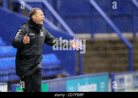 Birkenhead, Royaume-Uni. 24 octobre 2020. Mark Molesley, directeur de Southend United, crie des instructions. EFL Skybet football League Two Match, Tranmere Rovers v Southend Utd au Prenton Park, Birkenhead, Wirral, le samedi 24 octobre 2020. Cette image ne peut être utilisée qu'à des fins éditoriales. Utilisation éditoriale uniquement, licence requise pour une utilisation commerciale. Aucune utilisation dans les Paris, les jeux ou les publications d'un seul club/ligue/joueur.pic par Chris Stading/Andrew Orchard sports Photography/Alamy Live News crédit: Andrew Orchard sports Photography/Alamy Live News Banque D'Images