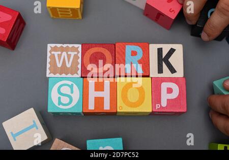 Cubes en bois avec « atelier » écrit dessus Banque D'Images