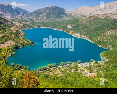 Vue imprenable sur le lac Scanno en forme de cœur, le lac le plus célèbre et le plus romantique du parc national des Abruzzes, dans le centre de l'Italie Banque D'Images