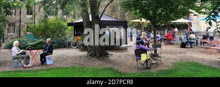 All Saints Garden Art & Craft Market, Trinity Street, Cambridge City, Cambridgeshire, Angleterre, Royaume-Uni Banque D'Images