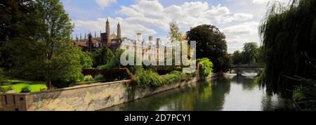 Des gens qui puntent sur la rivière Cam, Clare College Cambridge City, Angleterre, Royaume-Uni Banque D'Images