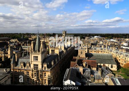 Vue sur le toit sur Cambridge City, depuis la tour de l'église Great St Marys, Cambridgeshire, Angleterre, Royaume-Uni Banque D'Images