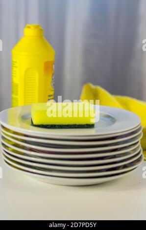 Bouteille de liquide vaisselle et d'ustensiles de pile isolated on white Banque D'Images