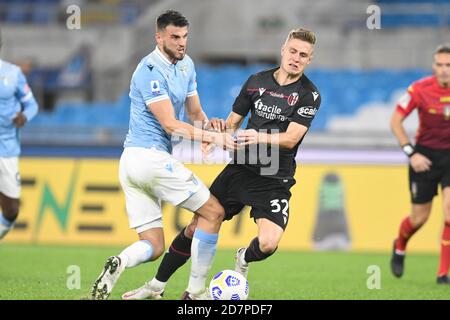 Rome, Italie. 24 octobre 2020. ROME, ITALIE - octobre 24 Wesley Hodet (L) de SS Lazio en action contre Matias Schamberg (R) du Latium pendant la série UN match de football entre SS Lazio FC Inter Milan Stadio Olimpico le 24 octobre 2020 à Rome Italie /LM crédit: Agence de photo indépendante/Alay Live News Banque D'Images