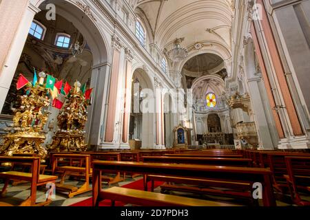 Église Saint François d'Assise. Le plus grand candélora du Fornai et du Panettieri est le plus lourd (à droite). Catane, Sicile, Italie Banque D'Images