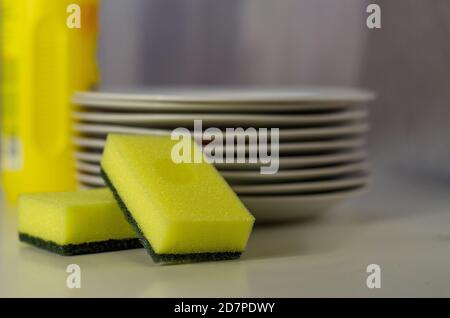 Bouteille de liquide vaisselle et d'ustensiles de pile isolated on white Banque D'Images