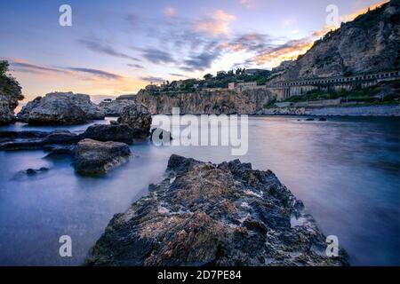 Vue depuis l'île Isola Bella, Taormina, Sicile, Italie. Banque D'Images