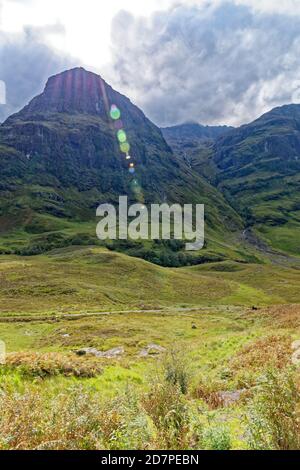 Les trois sœurs de Glencoe ont pris le point de vue A82. Paysage écossais classique de montagne lors d'une journée d'automne écossaise. Point de vue des trois Sœurs - Scott Banque D'Images