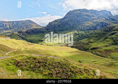 Les trois sœurs de Glencoe ont pris le point de vue A82. Paysage écossais classique de montagne lors d'une journée d'automne écossaise. Point de vue des trois Sœurs - Scott Banque D'Images