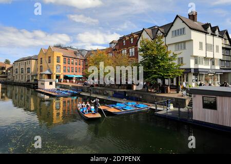 Punts sur la rivière Cam, depuis le pont Magdalene, Cambridge City, Cambridgeshire, Angleterre, Royaume-Uni Banque D'Images