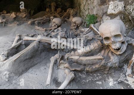 Les restes de ceux qui sont devenus piégés par l'éruption du Vésuve. Herculanum, ancienne ville romaine. Site archéologique d'Herculanum. Banque D'Images