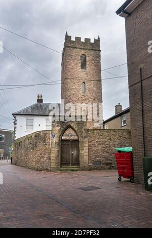 Vue sur l'église St John's et la porte de l'école de grammaire du roi Henry VIII dans la ville d'Abergavenny, pays de Galles, Royaume-Uni Banque D'Images