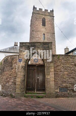 Vue sur l'église St John's et la porte de l'école du roi Henry VIII dans la ville d'Abergavenny, pays de Galles, Royaume-Uni Banque D'Images