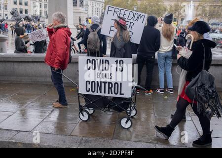 Pendant la deuxième vague de la pandémie du coronavirus, les manifestants anti-verrouillage ne tiennent pas compte des règles de distanciation sociale ou se conforment aux termes de leur propre évaluation des risques, lors de leur marche dans le centre de Londres et dans Trafalgar Square, le 24 octobre 2020, à Londres, en Angleterre. Dix-huit personnes ont été arrêtées lors de la manifestation, où elles ont appelé au retour de leurs libertés. Banque D'Images