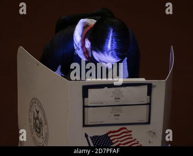 Les électeurs ont voté sur un site de vote le premier jour du vote par anticipation pour l'élection de 2020 à New York, le samedi 24 octobre 2020. Les électeurs de New York pour la première fois ont la possibilité de voter tôt pour l'élection de 2020 et certains ont attendu des heures en ligne avant l'ouverture de leur site de vote à 10 heures. Photo par John Angelillo/UPI crédit: UPI/Alay Live News Banque D'Images