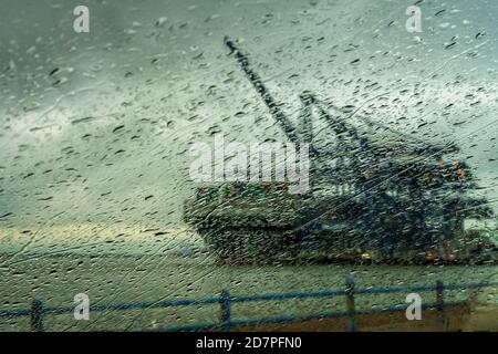 N'importe quel port dans une tempête - UN navire à conteneurs est déchargé pendant une tempête au port de Felixstowe, le plus grand port à conteneurs du Royaume-Uni. Discussions commerciales orageux. Banque D'Images