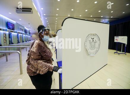 New York, États-Unis. 24 octobre 2020. Un employé désinfecte un stand lors du vote en personne à un bureau de vote à Madison Square Garden, New York, États-Unis, le 24 octobre 2020. Samedi, le vote par anticipation a commencé dans tout l'État de New York, offrant aux électeurs neuf jours pour voter avant le jour des élections. Crédit : Wang Ying/Xinhua/Alay Live News Banque D'Images