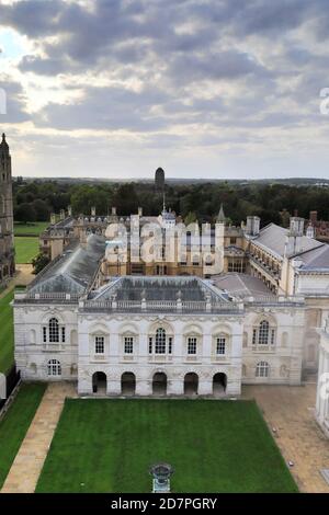 Vue sur le toit sur Cambridge City, depuis la tour de l'église Great St Marys, Cambridgeshire, Angleterre, Royaume-Uni Banque D'Images