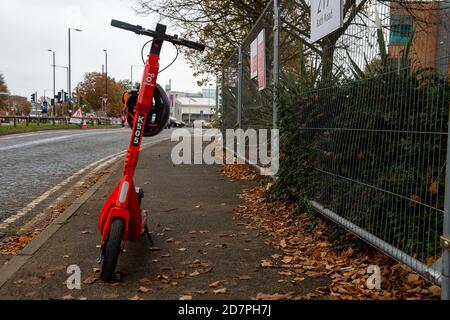 Slough, Berkshire, Royaume-Uni. 24 octobre 2020. 250 e-scooters orange vif et casques de sécurité blancs ont été mis sur 60 sites autour de Slough dans le cadre d'un essai de 12 mois par le conseil de Slough Borough. Les e-trottinettes peuvent être louées à l'aide de l'application Neurone et coûtent 1 £ pour déverrouiller puis 18 pence par minute après cela. Les utilisateurs doivent être 18 ans ou plus et détenir un permis de conduire provisoire ou complet. Ils peuvent être utilisés sur les routes et les voies de bus. Certains sont laissés au milieu des trottoirs, ce qui soulève un problème de risque de trébuchement. Slough est maintenant dans le niveau 2 des restrictions Covid-19 donc certains résidents ont des préoccupations au sujet de Banque D'Images