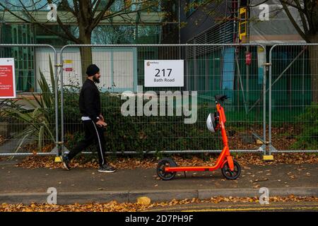 Slough, Berkshire, Royaume-Uni. 24 octobre 2020. 250 e-scooters orange vif et casques de sécurité blancs ont été mis sur 60 sites autour de Slough dans le cadre d'un essai de 12 mois par le conseil de Slough Borough. Les e-trottinettes peuvent être louées à l'aide de l'application Neurone et coûtent 1 £ pour déverrouiller puis 18 pence par minute après cela. Les utilisateurs doivent être 18 ans ou plus et détenir un permis de conduire provisoire ou complet. Ils peuvent être utilisés sur les routes et les voies de bus. Certains sont laissés au milieu des trottoirs, ce qui soulève un problème de risque de trébuchement. Slough est maintenant dans le niveau 2 des restrictions Covid-19 donc certains résidents ont des préoccupations au sujet de Banque D'Images