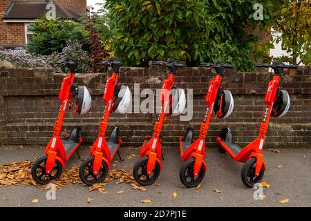 Slough, Berkshire, Royaume-Uni. 24 octobre 2020. 250 e-scooters orange vif et casques de sécurité blancs ont été mis sur 60 sites autour de Slough dans le cadre d'un essai de 12 mois par le conseil de Slough Borough. Les e-trottinettes peuvent être louées à l'aide de l'application Neurone et coûtent 1 £ pour déverrouiller puis 18 pence par minute après cela. Les utilisateurs doivent être 18 ans ou plus et détenir un permis de conduire provisoire ou complet. Ils peuvent être utilisés sur les routes et les voies de bus. Certains sont laissés au milieu des trottoirs, ce qui soulève un problème de risque de trébuchement. Slough est maintenant dans le niveau 2 des restrictions Covid-19 donc certains résidents ont des préoccupations au sujet de Banque D'Images