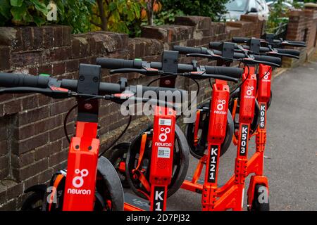 Slough, Berkshire, Royaume-Uni. 24 octobre 2020. 250 e-scooters orange vif et casques de sécurité blancs ont été mis sur 60 sites autour de Slough dans le cadre d'un essai de 12 mois par le conseil de Slough Borough. Les e-trottinettes peuvent être louées à l'aide de l'application Neurone et coûtent 1 £ pour déverrouiller puis 18 pence par minute après cela. Les utilisateurs doivent être 18 ans ou plus et détenir un permis de conduire provisoire ou complet. Ils peuvent être utilisés sur les routes et les voies de bus. Certains sont laissés au milieu des trottoirs, ce qui soulève un problème de risque de trébuchement. Slough est maintenant dans le niveau 2 des restrictions Covid-19 donc certains résidents ont des préoccupations au sujet de Banque D'Images