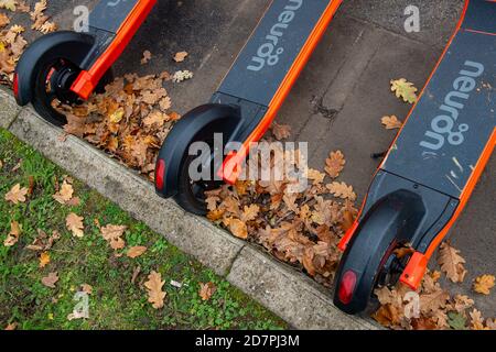 Slough, Berkshire, Royaume-Uni. 24 octobre 2020. 250 e-scooters orange vif et casques de sécurité blancs ont été mis sur 60 sites autour de Slough dans le cadre d'un essai de 12 mois par le conseil de Slough Borough. Les e-trottinettes peuvent être louées à l'aide de l'application Neurone et coûtent 1 £ pour déverrouiller puis 18 pence par minute après cela. Les utilisateurs doivent être 18 ans ou plus et détenir un permis de conduire provisoire ou complet. Ils peuvent être utilisés sur les routes et les voies de bus. Certains sont laissés au milieu des trottoirs, ce qui soulève un problème de risque de trébuchement. Slough est maintenant dans le niveau 2 des restrictions Covid-19 donc certains résidents ont des préoccupations au sujet de Banque D'Images