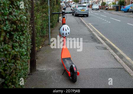 Slough, Berkshire, Royaume-Uni. 24 octobre 2020. 250 e-scooters orange vif et casques de sécurité blancs ont été mis sur 60 sites autour de Slough dans le cadre d'un essai de 12 mois par le conseil de Slough Borough. Les e-trottinettes peuvent être louées à l'aide de l'application Neurone et coûtent 1 £ pour déverrouiller puis 18 pence par minute après cela. Les utilisateurs doivent être 18 ans ou plus et détenir un permis de conduire provisoire ou complet. Ils peuvent être utilisés sur les routes et les voies de bus. Certains sont laissés au milieu des trottoirs, ce qui soulève un problème de risque de trébuchement. Slough est maintenant dans le niveau 2 des restrictions Covid-19 donc certains résidents ont des préoccupations au sujet de Banque D'Images