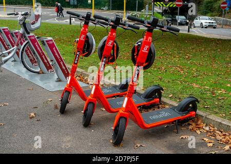 Slough, Berkshire, Royaume-Uni. 24 octobre 2020. 250 e-scooters orange vif et casques de sécurité blancs ont été mis sur 60 sites autour de Slough dans le cadre d'un essai de 12 mois par le conseil de Slough Borough. Les e-trottinettes peuvent être louées à l'aide de l'application Neurone et coûtent 1 £ pour déverrouiller puis 18 pence par minute après cela. Les utilisateurs doivent être 18 ans ou plus et détenir un permis de conduire provisoire ou complet. Ils peuvent être utilisés sur les routes et les voies de bus. Certains sont laissés au milieu des trottoirs, ce qui soulève un problème de risque de trébuchement. Slough est maintenant dans le niveau 2 des restrictions Covid-19 donc certains résidents ont des préoccupations au sujet de Banque D'Images