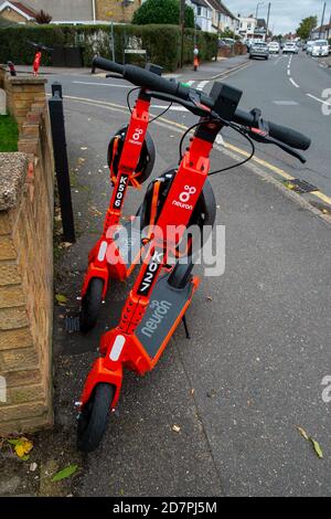 Slough, Berkshire, Royaume-Uni. 24 octobre 2020. 250 e-scooters orange vif et casques de sécurité blancs ont été mis sur 60 sites autour de Slough dans le cadre d'un essai de 12 mois par le conseil de Slough Borough. Les e-trottinettes peuvent être louées à l'aide de l'application Neurone et coûtent 1 £ pour déverrouiller puis 18 pence par minute après cela. Les utilisateurs doivent être 18 ans ou plus et détenir un permis de conduire provisoire ou complet. Ils peuvent être utilisés sur les routes et les voies de bus. Certains sont laissés au milieu des trottoirs, ce qui soulève un problème de risque de trébuchement. Slough est maintenant dans le niveau 2 des restrictions Covid-19 donc certains résidents ont des préoccupations au sujet de Banque D'Images