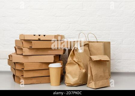 Une tasse de café sur une table assortiment d'aliments conteneurs de livraison sur la table Banque D'Images