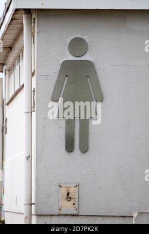 Un symbole de toilette pour femmes en argent à Clacton on Sea, Essex, Royaume-Uni Banque D'Images